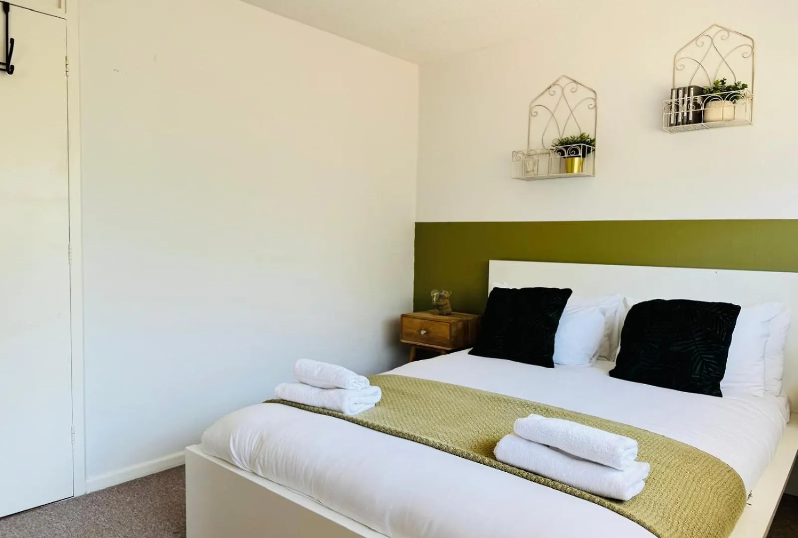 2 Bed House, Sleeps 6, Dog Friendly, Close To A14 M11, With Garden & Parking Long Stay Work Contractor Leisure, Jade Cambridge Nyaraló